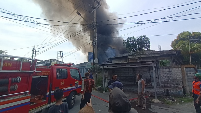 Kebakaran Landa Toko Material di Sukmajaya Depok, Asap Hitam Membubung Tinggi