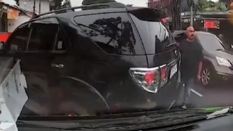Viral Fortuner Arogan Halangi Ambulans di Depok, Polisi Kantongi Identitas Pengendara