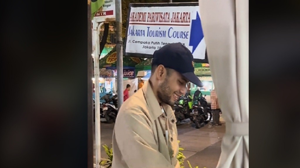Viral Penjual Kopi Pinggir Jalan Mirip Aktor Tampan, Warganet: Dikira Refal Hady!