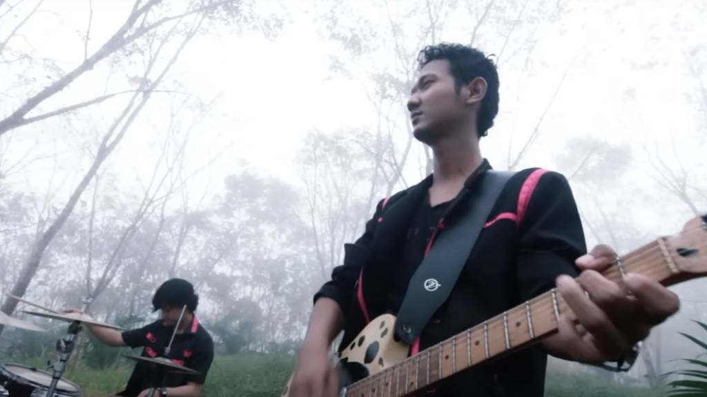 Chord Gitar Perpisahan Termanis - Lovarian: Petik Senar, Mainkan Kenangan Terindah
