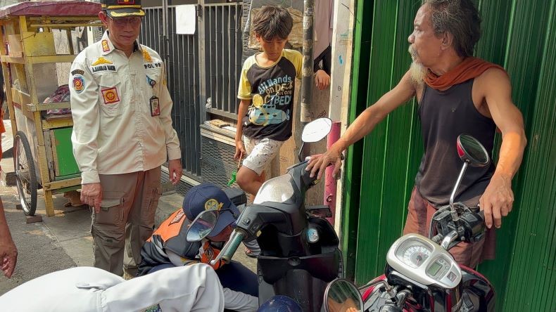 Dishub Gembosi Kendaraan Parkir Liar dan Angkut Lapak PKL di Johar Baru Jakpus