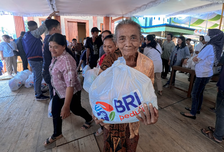 Hari Raya Waisak, BRI Peduli Bagikan Sembako dan Bantuan Sarana Pra-sarana Vihara