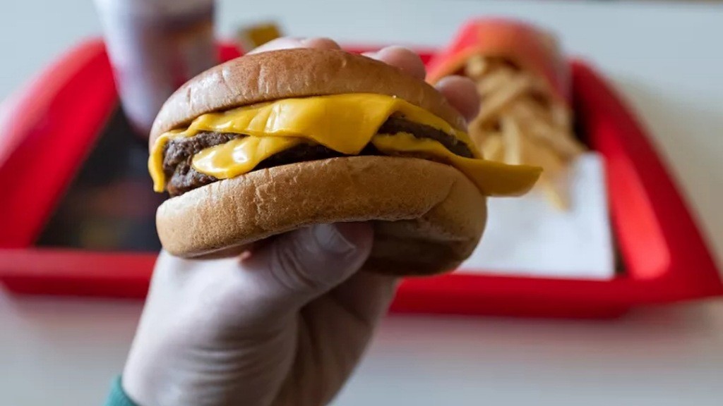 Makan Sosis hingga Burger Bisa Bikin Demensia dan Stroke, Kok Bisa?