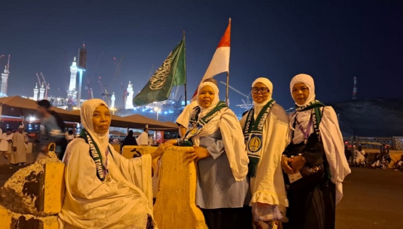 Nenek Jemaah Haji Ini Menangis Lihat Kakbah usai Penantian Panjang