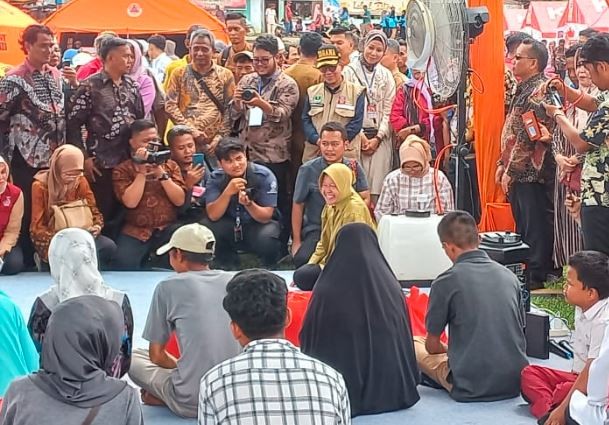 Mensos Risma Tangani Langsung Korban Banjir Lahar Dingin Sumbar, Kemensos Tuai Apresiasi Warga