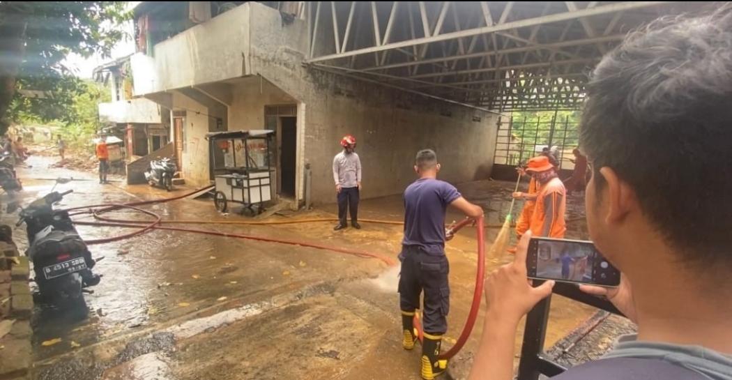 Pejaten Timur Sempat Terendam Banjir, Kotoran Lumpur Menumpuk di Rumah Warga