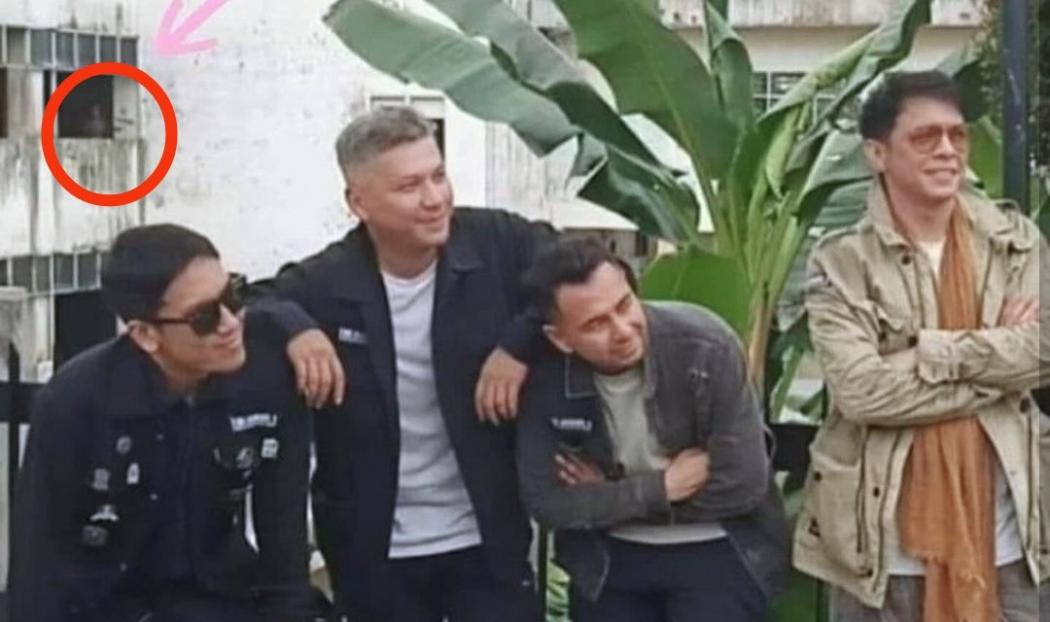 Viral Sosok Hantu Muncul saat Raffi, Ariel, Desta dan Gading Foto Bareng, Netizen Ikut Merinding