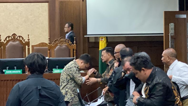 Momen Anak Cium Tangan SYL Usai Bersaksi di Sidang Kasus Korupsi
