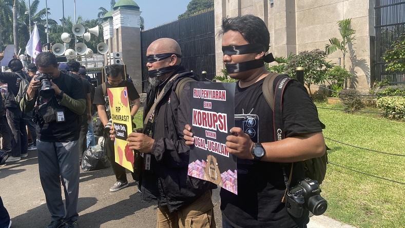 Jurnalis hingga Mahasiswa Gelar Aksi Tolak RUU Penyiaran di DPR