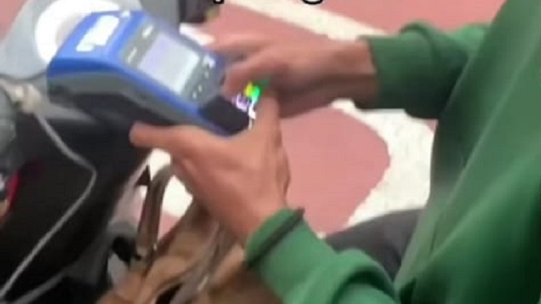 Viral Ojol Bawa Alat EDC untuk Permudah Pelanggan, Bisa Bayar Pakai Kartu Debit
