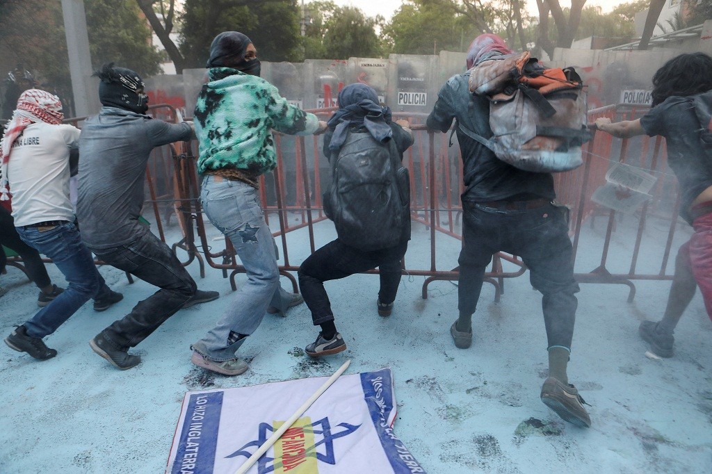 Kedubes Israel di Meksiko Digeruduk Massa, 6 Orang Alami Luka Bakar