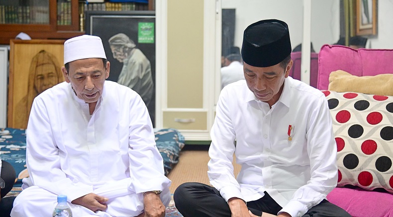 Momen Jokowi Takziah ke Rumah Duka Almarhumah Syarifah Salma Istri Habib Luthfi 