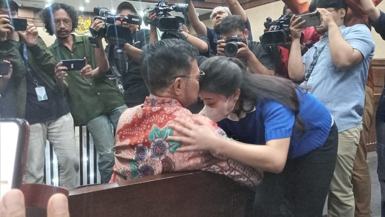 Keluarga Peluk dan Cium SYL sebelum Sidang di Pengadilan Tipikor