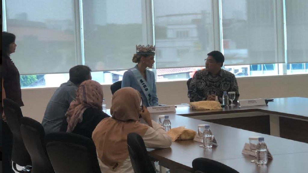 Potret Cantik Miss World 2023 Krystyna Pyszkova saat Berkunjung ke Redaksi MNC