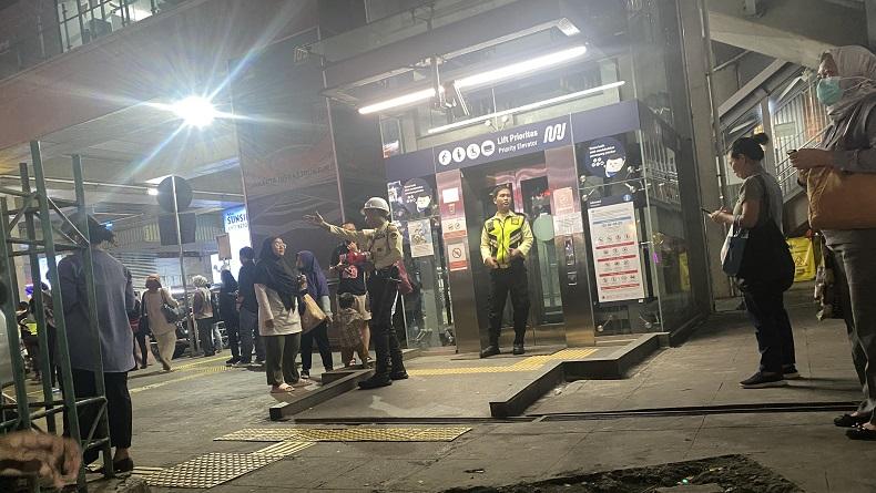 Penumpang MRT Ramai-ramai Beralih ke Transjakarta Imbas Insiden Besi Crane Jatuh
