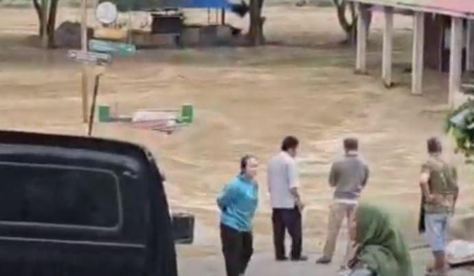 Ngeri! Banjir Bandang Luapan Sungai Sianok di Agam Sapu Rumah dan Kafe
