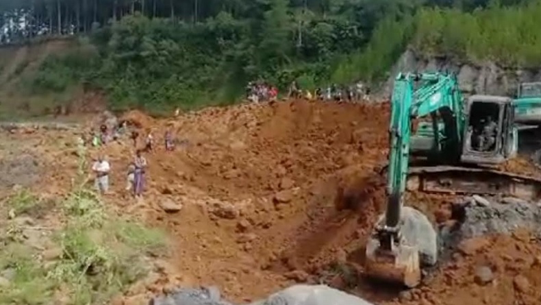 Alat Berat Dikerahkan Cari 4 Penambang Pasir Tertimbun Longsor di Lumajang