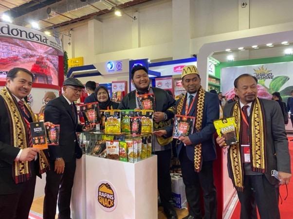 Bersama KUR BRI, Produsen Keripik Kulit Ikan Rafins Snack Sukses Mendunia