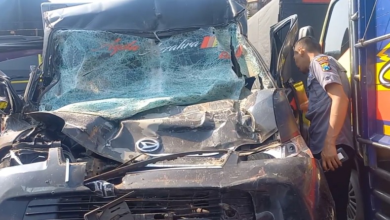 Kecelakaan Mobil Boks dan Truk Gandeng di Jombang, Sopir dan Kernet Terjepit