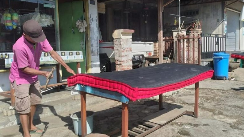 Tradisi Unik Mepe Kasur di Banyuwangi, Dipercaya Bikin Langgeng Rumah Tangga 