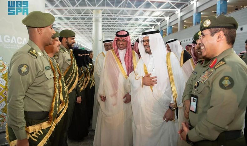 Istimewa! 400 Jemaah Haji Indonesia Disambut Wagub Makkah di Bandara Jeddah, Dapat Bingkisan