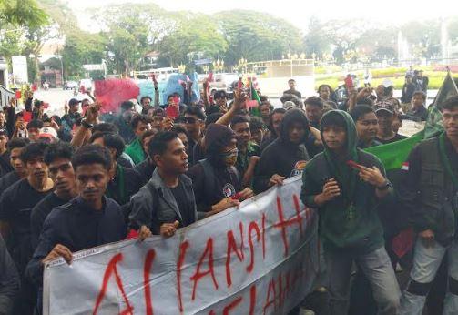 Aksi Demo HMI Tolak Tapera di DPRD Malang Diwarnai Saling Dorong