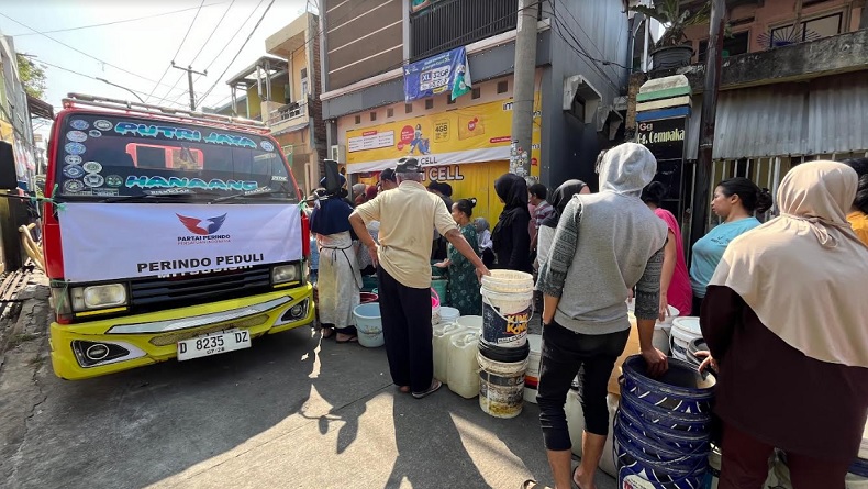 Perindo Salurkan Air Bersih untuk Warga Antapani Bandung
