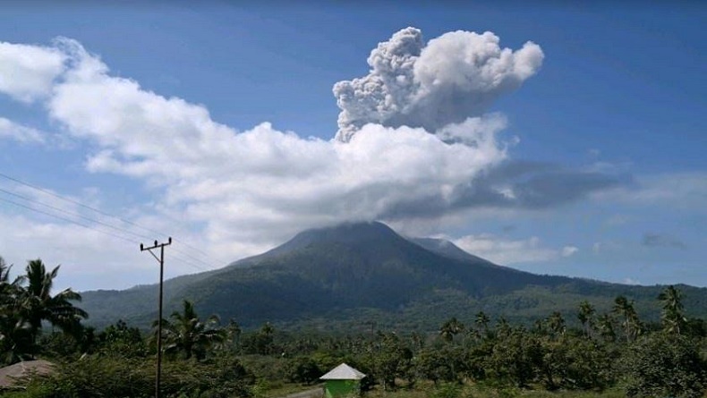 Gunung Ibu Erupsi 2 Kali Muntahkan Abu Vulkanis Setinggi 4 Km, Status Level IV Awas