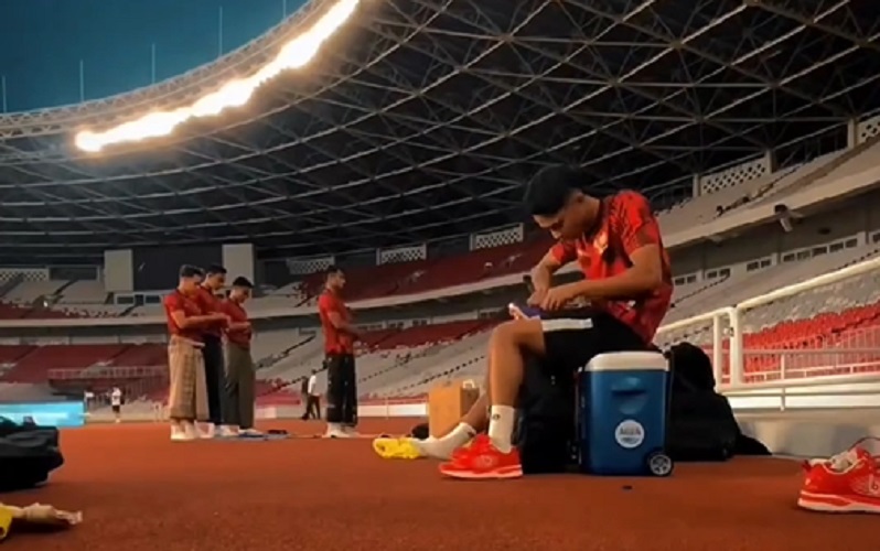 Pemain Timnas Indonesia Sholat di Pinggir Lapangan SUGBK jelang Latihan, Netizen; Masya Allah, Adem Liatnya! 