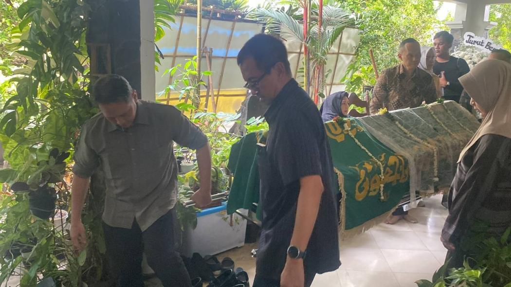 Pelayat Antar Jenazah Permadi ke Pemakaman San Diego Hills 