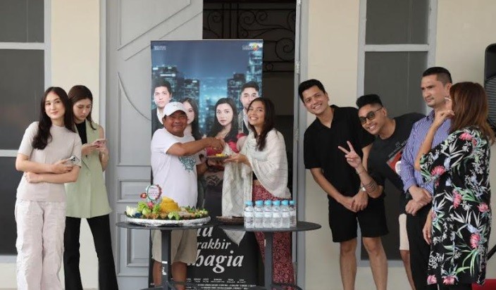Capai 100 Episode, Rendi Jhon Anggap Pemain Sinetron Cinta Berakhir Bahagia seperti Keluarga Kedua