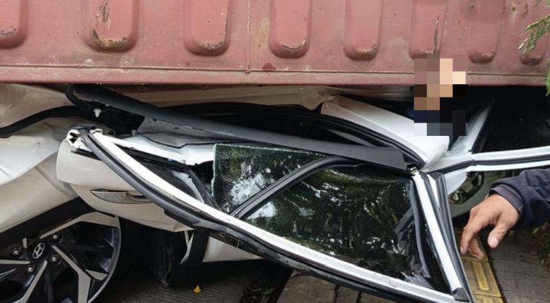 Kecelakaan di Jakut, Kontainer Timpa Mobil Hyundai hingga Nyaris Gepeng