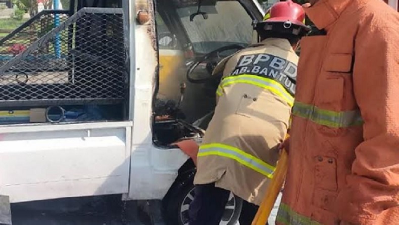 Percikan Api Sambar Tangki Bensin, Mobil Pikap Hangus Terbakar di Palbapang Bantul 