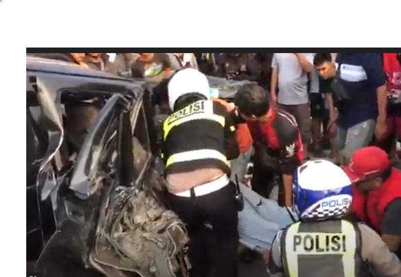 Kecelakaan Beruntun 4 Mobil di Bypass Mojokerto, 1 Tewas Terjepit