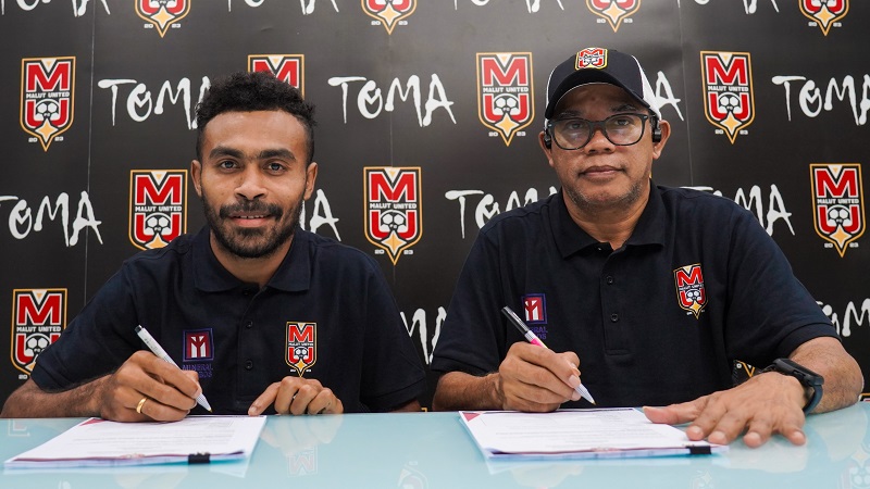 Yakob dan Yance Sayuri Resmi Gabung Malut United 