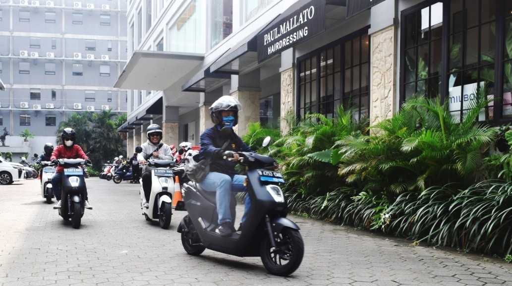 Pengguna Motor Listrik Tak Bisa Sembarangan Ganti Ban Belakang, Kenapa?