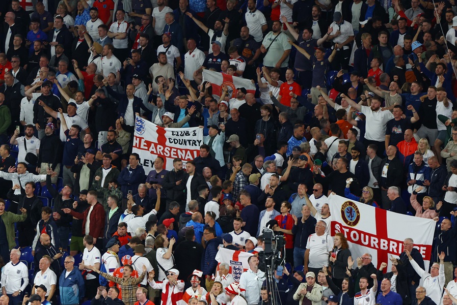Anak Presiden Serbia Ikut Bentrok Lawan Hooligans Inggris, Kursi-kursi Bar Dilempar