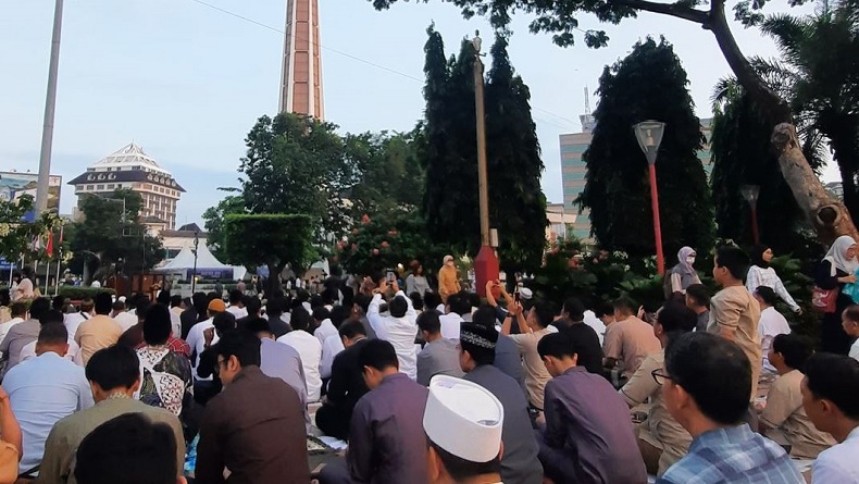 Jokowi dan Iriana Salat Id di Simpang Lima Semarang, Ketua KPU Jadi Khatib