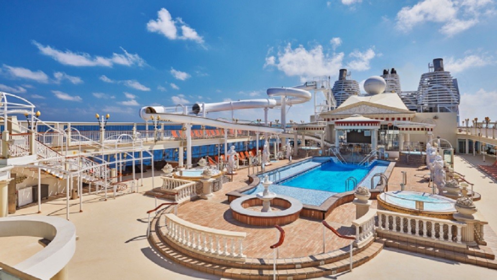 Kapal Pesiar Resorts World One Perdana Bersandar di Jakarta, Bawa 3.500 Wisatawan    