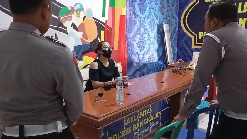 Wanita Muda Nekat Bawa Kabur Polisi di Mobilnya Usai Kecelakaan di Suramadu