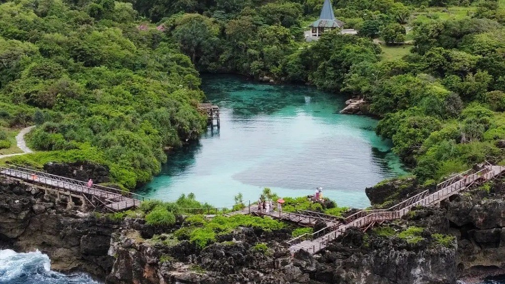 Viral Desa di Sumba Punya Pemandangan Danau Cantik Bergradasi Satu-satunya di Indonesia