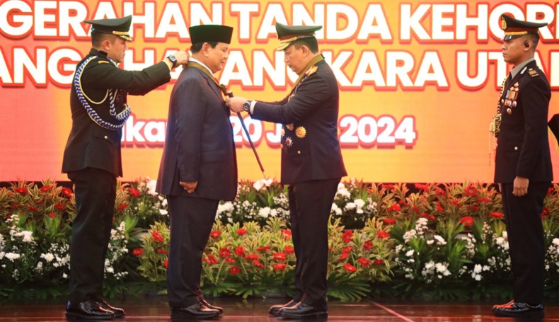 Kapolri Sematkan Bintang Bhayangkara Utama ke Prabowo: Beliau Berjasa untuk Kemajuan Polri