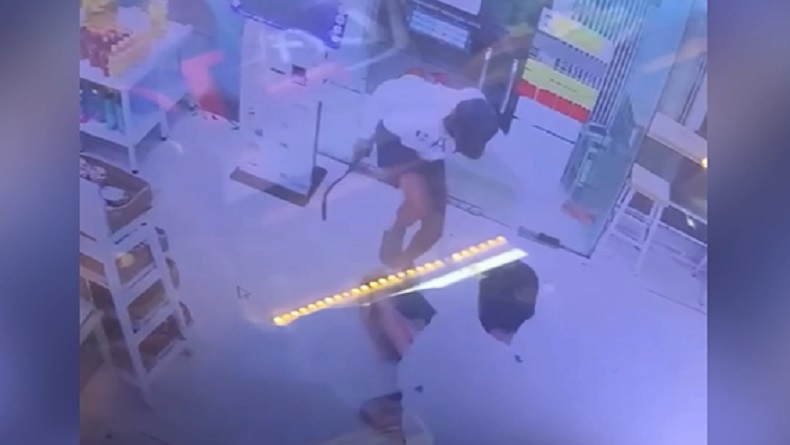Viral Pengeroyokan di Minimarket Samarinda Terekam CCTV, 2 Pelaku Ditangkap 7 Diburu 