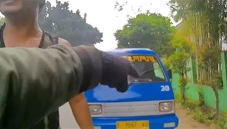 Viral Sopir Angkot Pukul Pemotor Tak Terima Ditegur Lawan Arah, Netizen: Sebentar Lagi Minta Maaf