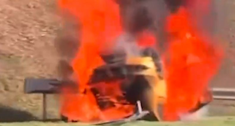 Lamborghini Terguling lalu Terbakar di Jalan Tol Malaysia, Pengemudi Pria Lansia Tewas