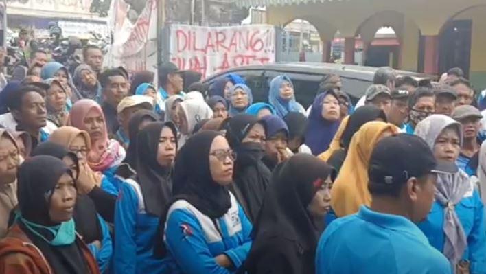 Kena PHK Sepihak Tanpa Gaji, Ratusan Buruh Demo Pabrik Tekstil di Pekalongan