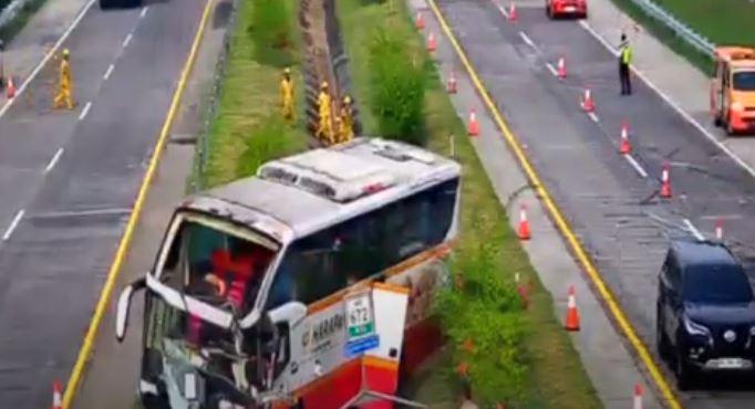 Kecelakaan Bus Tabrak Truk di Tol Jombang, 1 Tewas 2 Luka-Luka
