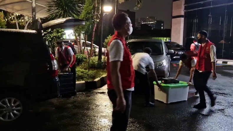 Penyidik Bareskrim Bawa Koper dan Kontainer usai 12 Jam Geledah Kantor Ditjen EBTKE