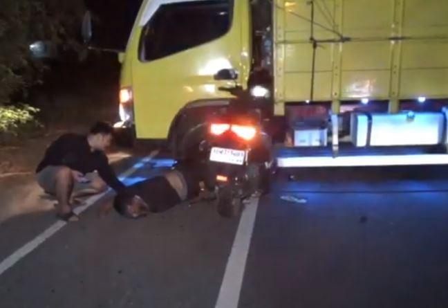 Horor Pemotor Tewas Tabrak Truk di Ngawi, Motor Menancap Bak