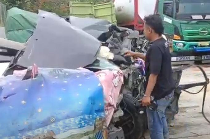 Kronologi Innova Tabrak Tronton di Tol Semarang-Batang Tewaskan 3 Orang, Sopir Ngantuk